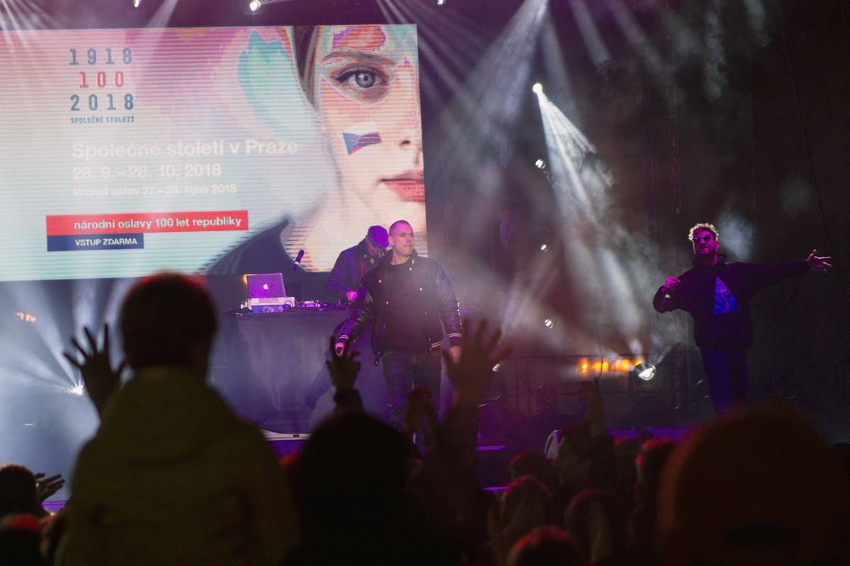 Sto let republiky v Praze slavili Kapitán Demo, Laco Deczi i PSH