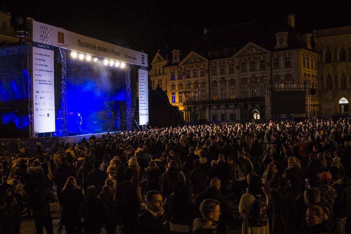 Sto let republiky v Praze slavili Kapitán Demo, Laco Deczi i PSH