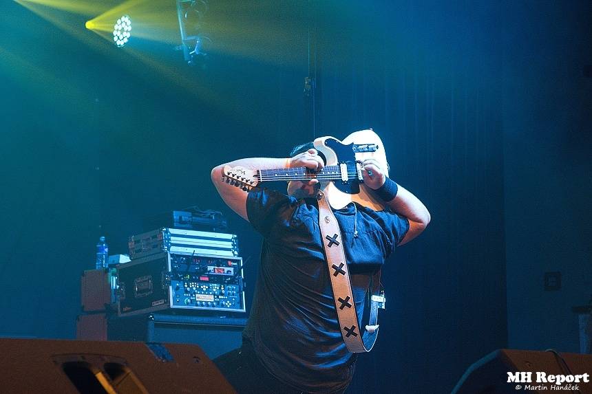 Jaksi Taksi a zakázanÝovoce přivedli plzeňské fanoušky do varu smrští pop-punku a rocku