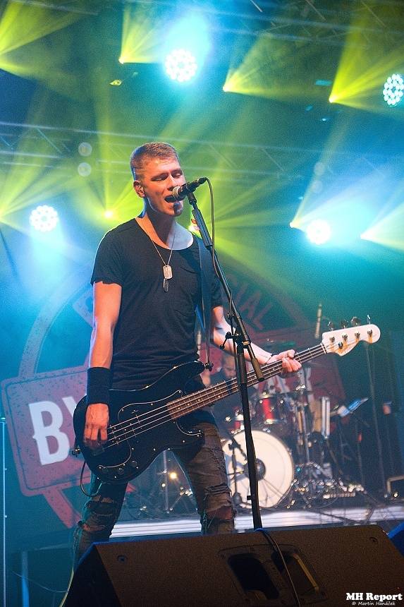 Jaksi Taksi a zakázanÝovoce přivedli plzeňské fanoušky do varu smrští pop-punku a rocku