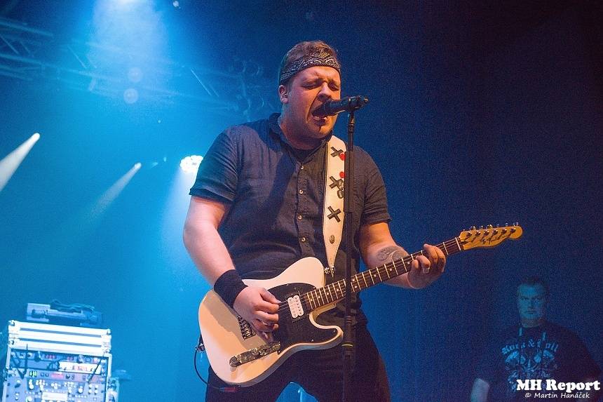 Jaksi Taksi a zakázanÝovoce přivedli plzeňské fanoušky do varu smrští pop-punku a rocku