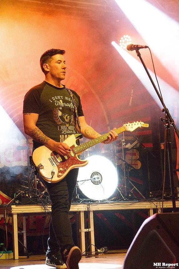 Jaksi Taksi a zakázanÝovoce přivedli plzeňské fanoušky do varu smrští pop-punku a rocku