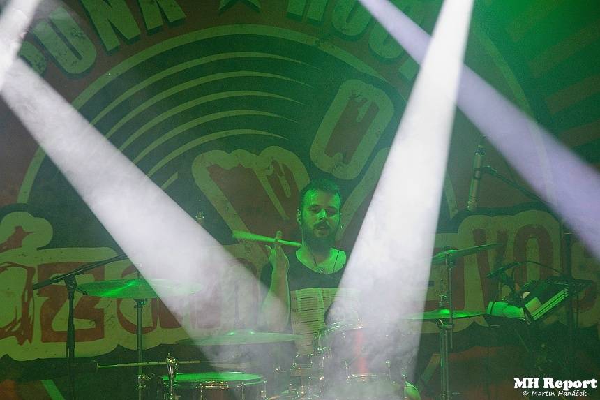 Jaksi Taksi a zakázanÝovoce přivedli plzeňské fanoušky do varu smrští pop-punku a rocku