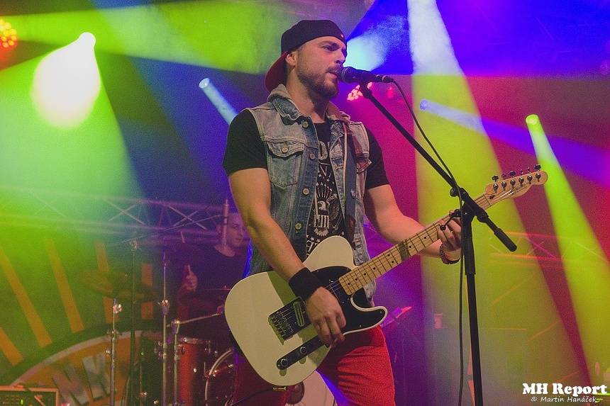 Jaksi Taksi a zakázanÝovoce přivedli plzeňské fanoušky do varu smrští pop-punku a rocku