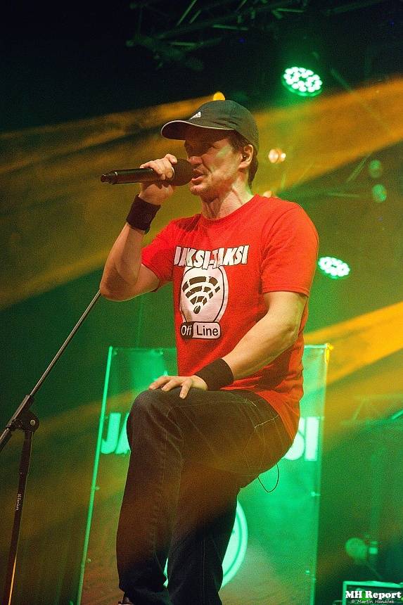 Jaksi Taksi a zakázanÝovoce přivedli plzeňské fanoušky do varu smrští pop-punku a rocku