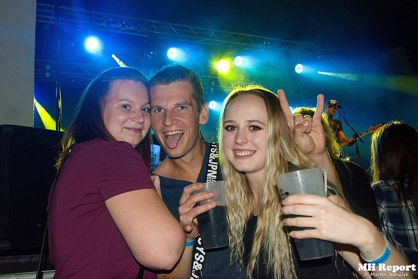 Jaksi Taksi a zakázanÝovoce přivedli plzeňské fanoušky do varu smrští pop-punku a rocku