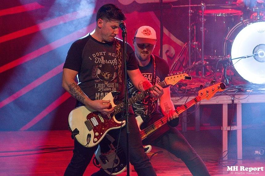 Jaksi Taksi a zakázanÝovoce přivedli plzeňské fanoušky do varu smrští pop-punku a rocku