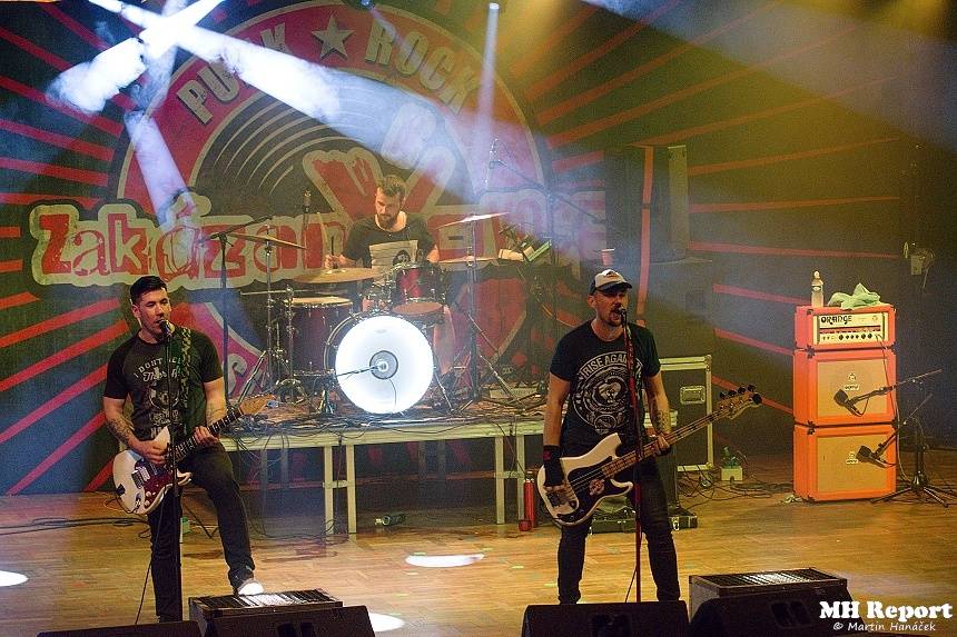 Jaksi Taksi a zakázanÝovoce přivedli plzeňské fanoušky do varu smrští pop-punku a rocku