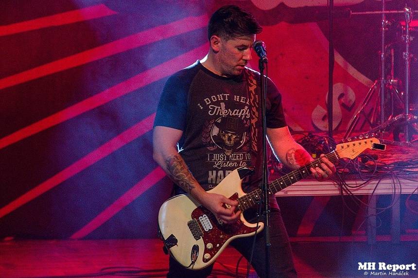 Jaksi Taksi a zakázanÝovoce přivedli plzeňské fanoušky do varu smrští pop-punku a rocku