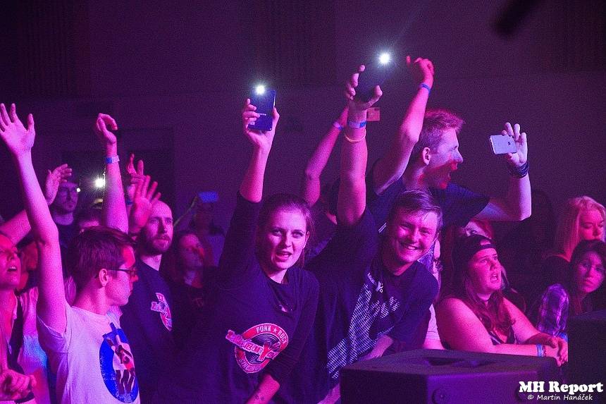 Jaksi Taksi a zakázanÝovoce přivedli plzeňské fanoušky do varu smrští pop-punku a rocku