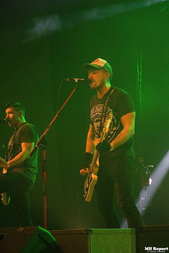 Jaksi Taksi a zakázanÝovoce přivedli plzeňské fanoušky do varu smrští pop-punku a rocku