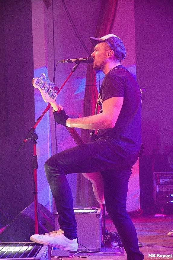 Jaksi Taksi a zakázanÝovoce přivedli plzeňské fanoušky do varu smrští pop-punku a rocku