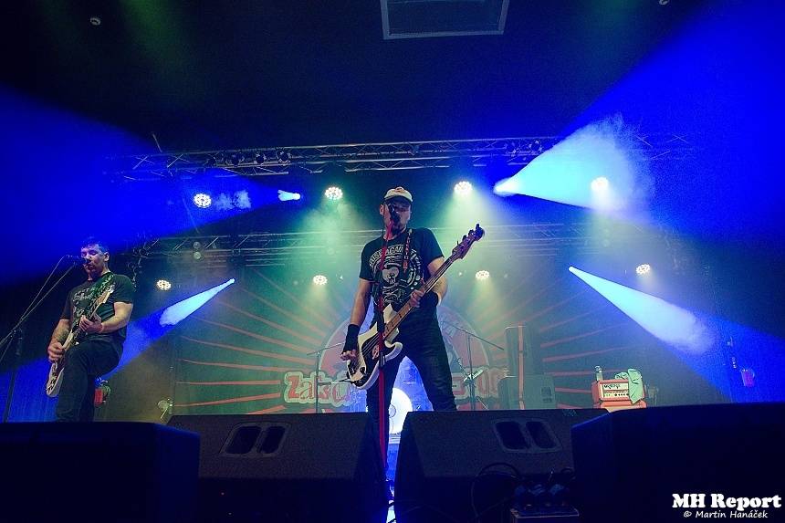 Jaksi Taksi a zakázanÝovoce přivedli plzeňské fanoušky do varu smrští pop-punku a rocku