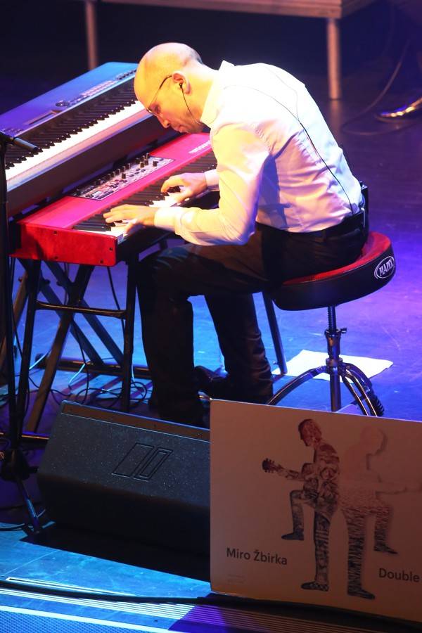 Miro Žbirka pokřtil Double Album i v Brně. Pomáhal mu Pete Brown