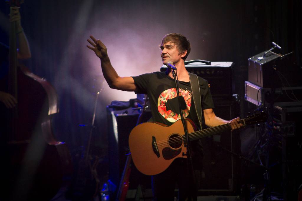 Tomáš Klus rozsvítil Brno. Na startu turné SpOlu zpíval i bavil, došlo také na žádost o ruku