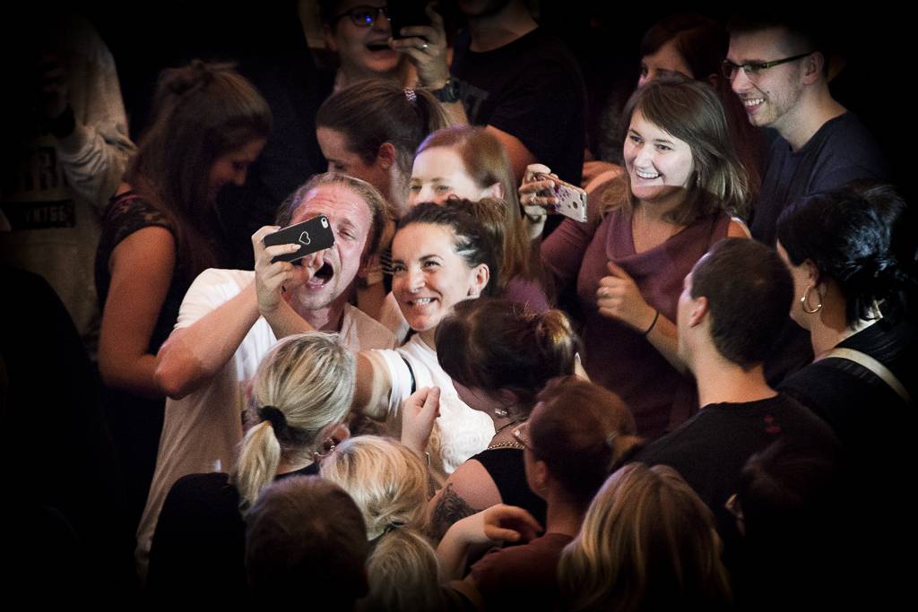 Tomáš Klus rozsvítil Brno. Na startu turné SpOlu zpíval i bavil, došlo také na žádost o ruku