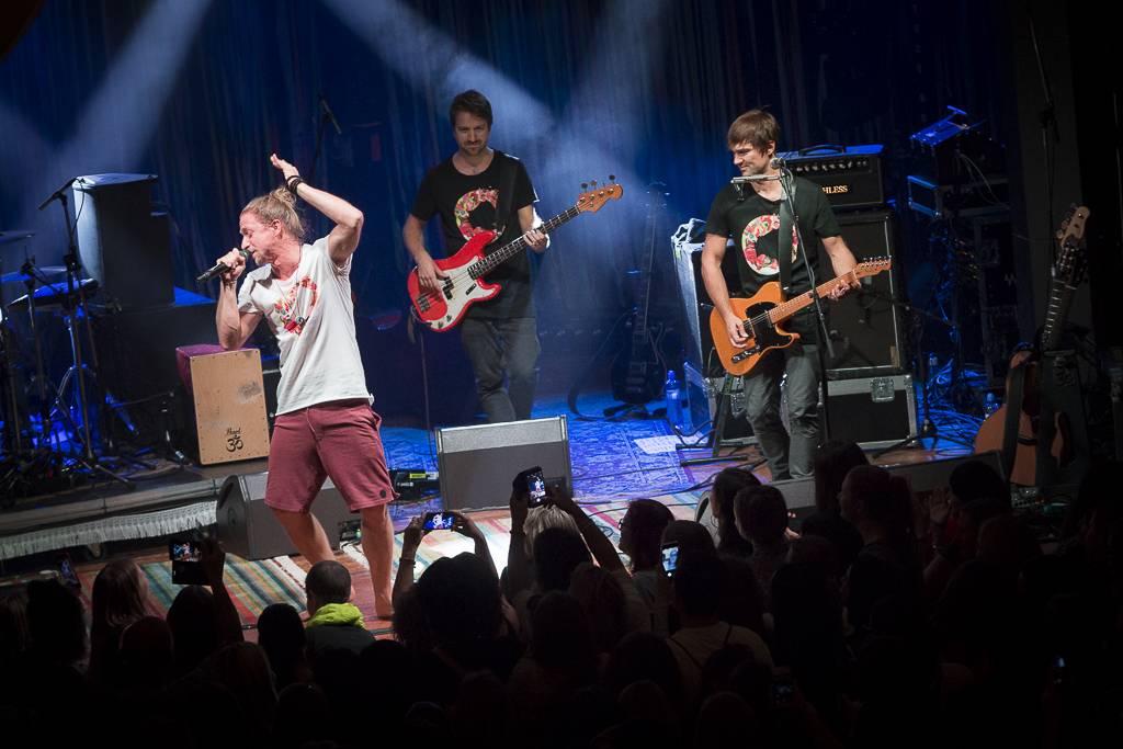 Tomáš Klus rozsvítil Brno. Na startu turné SpOlu zpíval i bavil, došlo také na žádost o ruku