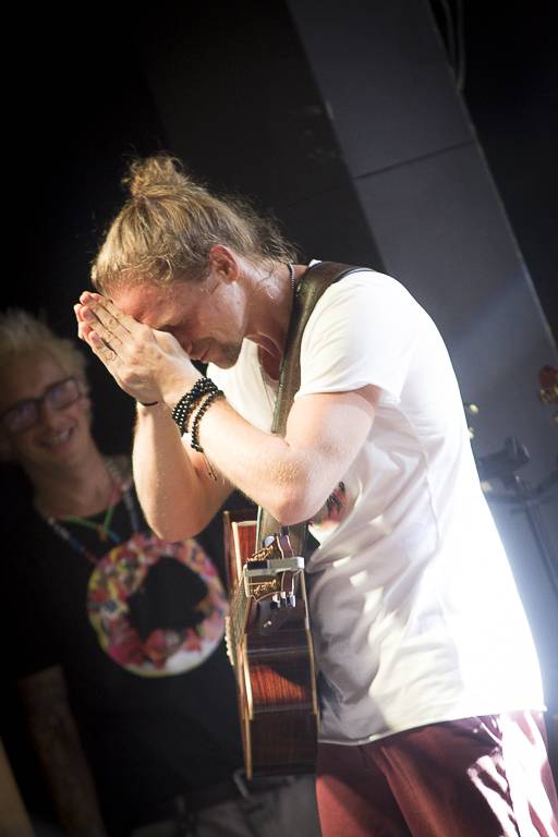 Tomáš Klus rozsvítil Brno. Na startu turné SpOlu zpíval i bavil, došlo také na žádost o ruku