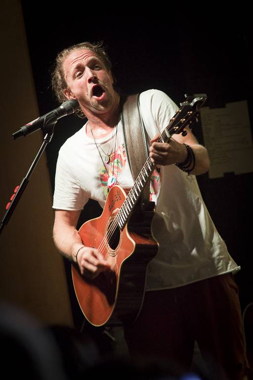 Tomáš Klus rozsvítil Brno. Na startu turné SpOlu zpíval i bavil, došlo také na žádost o ruku