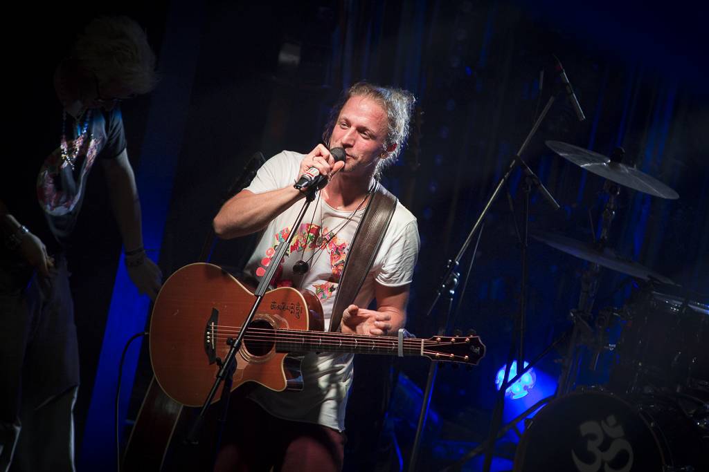 Tomáš Klus rozsvítil Brno. Na startu turné SpOlu zpíval i bavil, došlo také na žádost o ruku