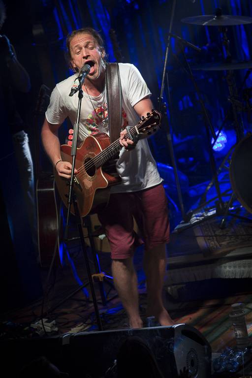 Tomáš Klus rozsvítil Brno. Na startu turné SpOlu zpíval i bavil, došlo také na žádost o ruku