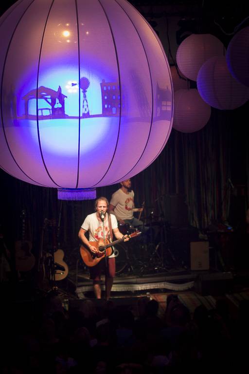 Tomáš Klus rozsvítil Brno. Na startu turné SpOlu zpíval i bavil, došlo také na žádost o ruku