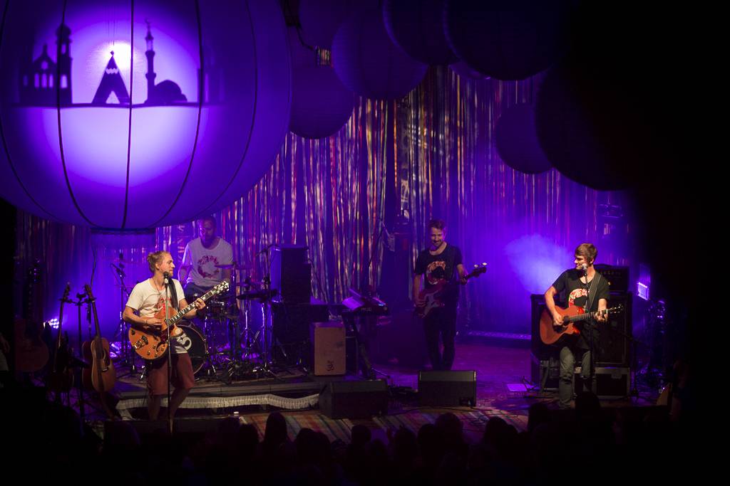 Tomáš Klus rozsvítil Brno. Na startu turné SpOlu zpíval i bavil, došlo také na žádost o ruku