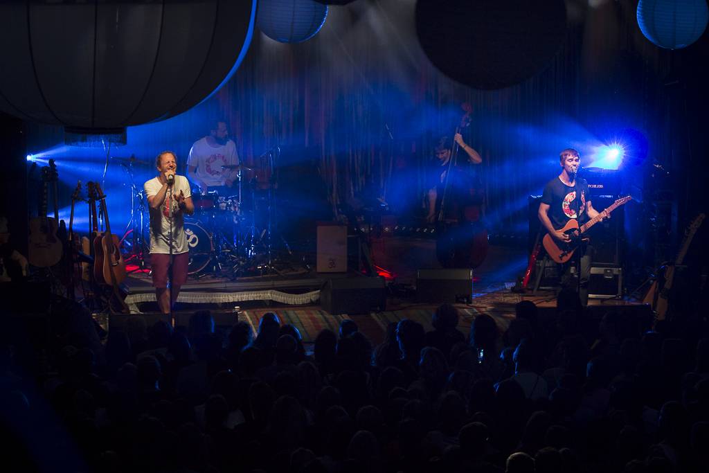Tomáš Klus rozsvítil Brno. Na startu turné SpOlu zpíval i bavil, došlo také na žádost o ruku