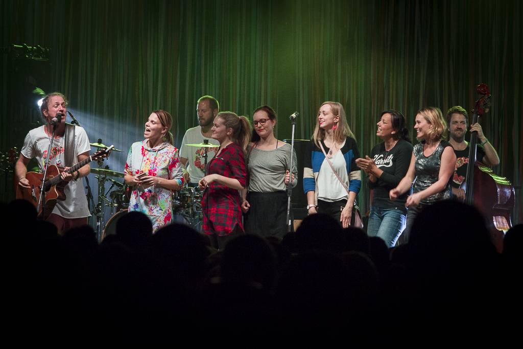 Tomáš Klus rozsvítil Brno. Na startu turné SpOlu zpíval i bavil, došlo také na žádost o ruku