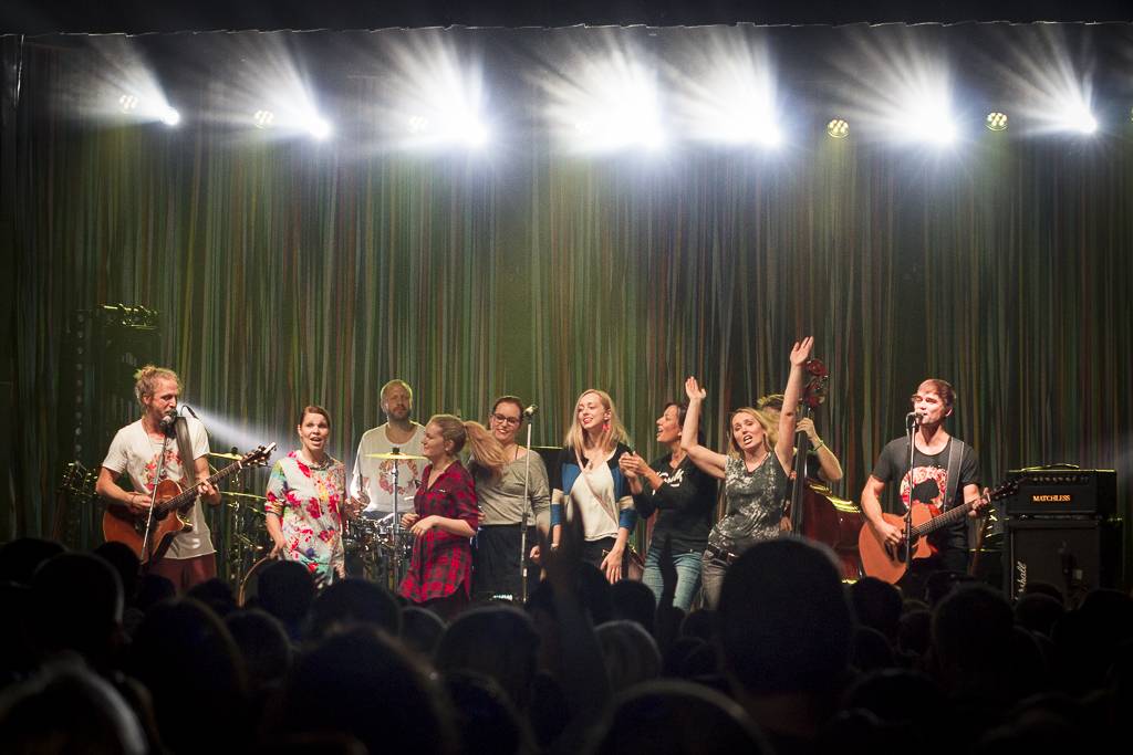 Tomáš Klus rozsvítil Brno. Na startu turné SpOlu zpíval i bavil, došlo také na žádost o ruku