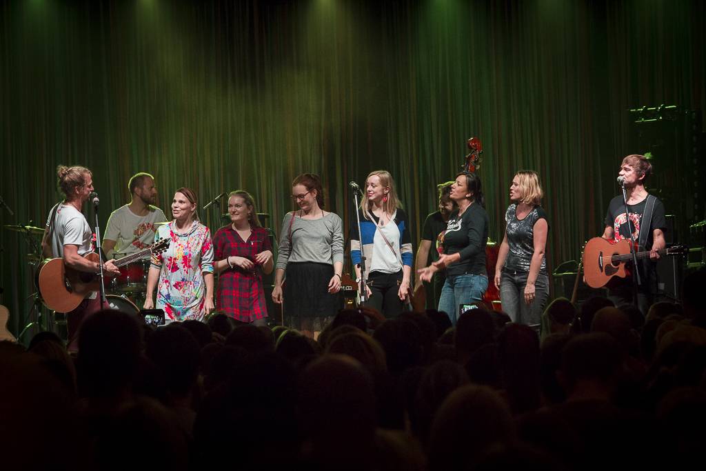 Tomáš Klus rozsvítil Brno. Na startu turné SpOlu zpíval i bavil, došlo také na žádost o ruku