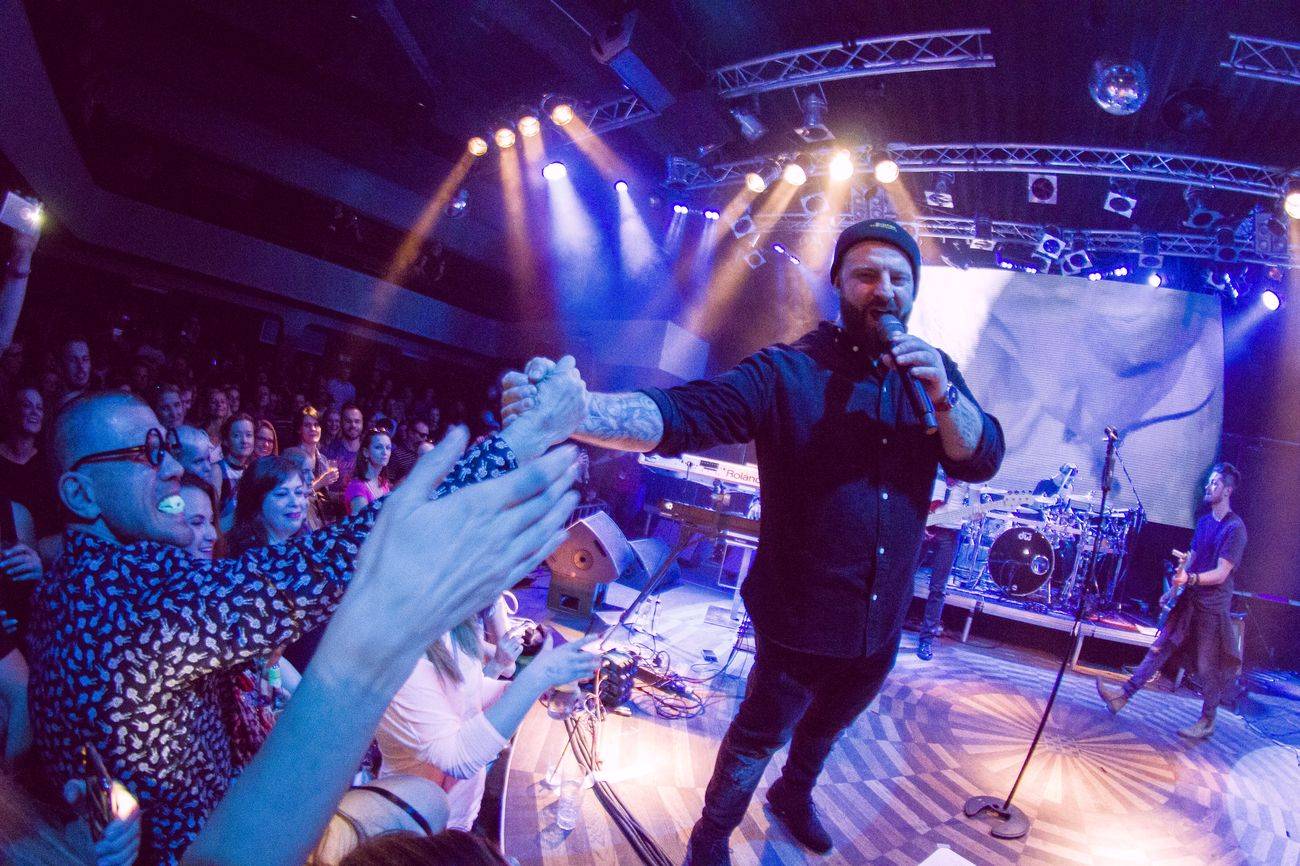 Eddie Stoilow oslavili v zaplněném Lucerna Music Baru 15 let, předvedli se Martin Svátek i Josef Rataj