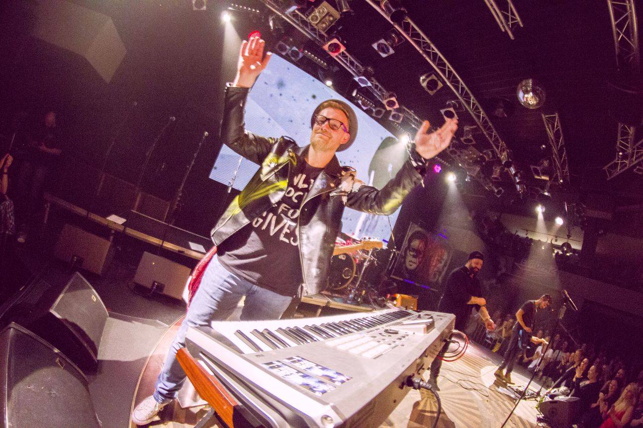 Eddie Stoilow oslavili v zaplněném Lucerna Music Baru 15 let, předvedli se Martin Svátek i Josef Rataj