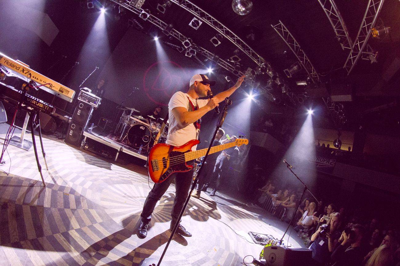 Eddie Stoilow oslavili v zaplněném Lucerna Music Baru 15 let, předvedli se Martin Svátek i Josef Rataj