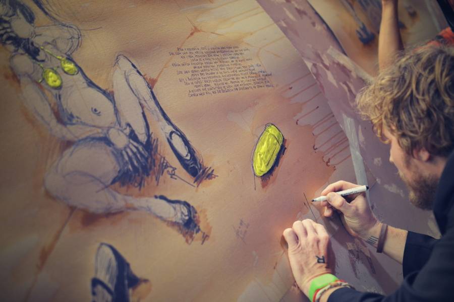 Honza Homola výtvarně ztvárnil Dvanáctero různých forem Boha. Na vernisáži zahrál i pár písniček