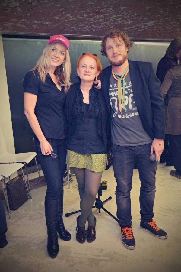 Honza Homola výtvarně ztvárnil Dvanáctero různých forem Boha. Na vernisáži zahrál i pár písniček