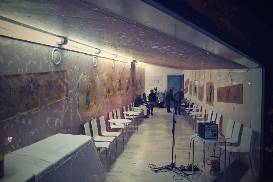 Honza Homola výtvarně ztvárnil Dvanáctero různých forem Boha. Na vernisáži zahrál i pár písniček