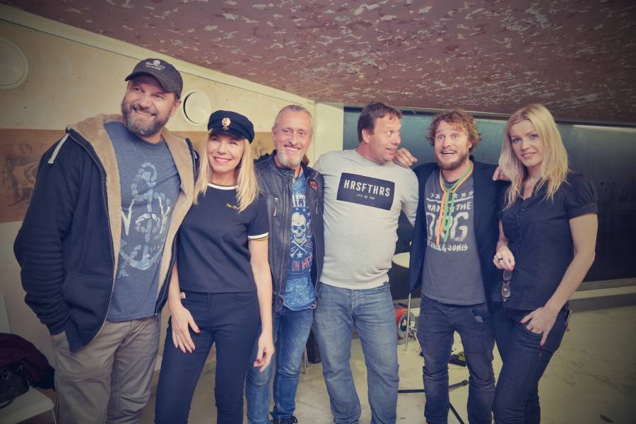 Honza Homola výtvarně ztvárnil Dvanáctero různých forem Boha. Na vernisáži zahrál i pár písniček