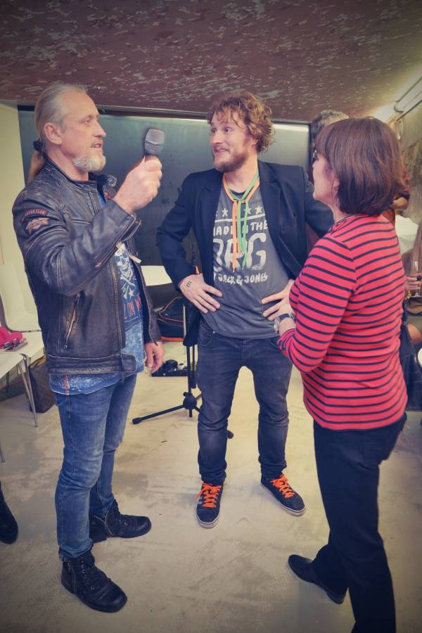 Honza Homola výtvarně ztvárnil Dvanáctero různých forem Boha. Na vernisáži zahrál i pár písniček