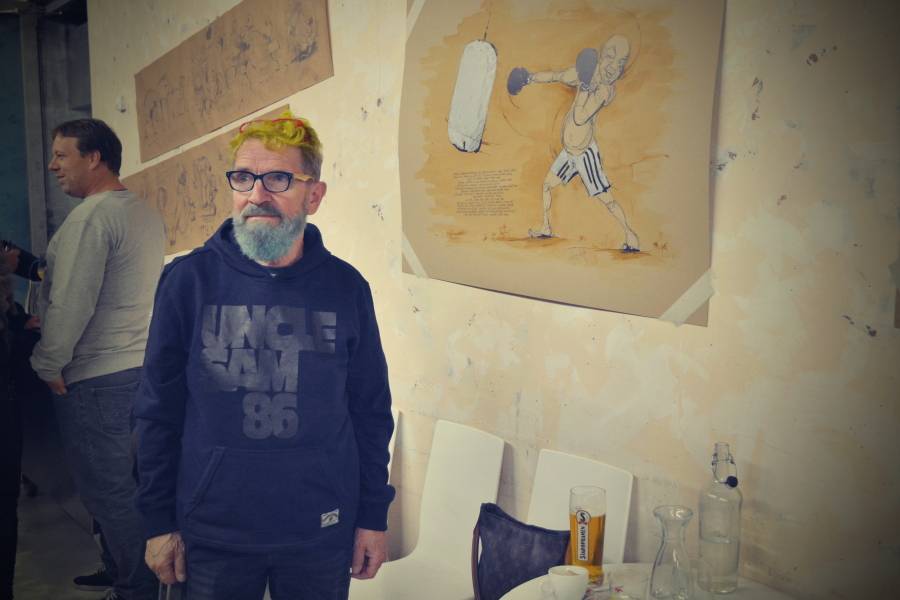 Honza Homola výtvarně ztvárnil Dvanáctero různých forem Boha. Na vernisáži zahrál i pár písniček