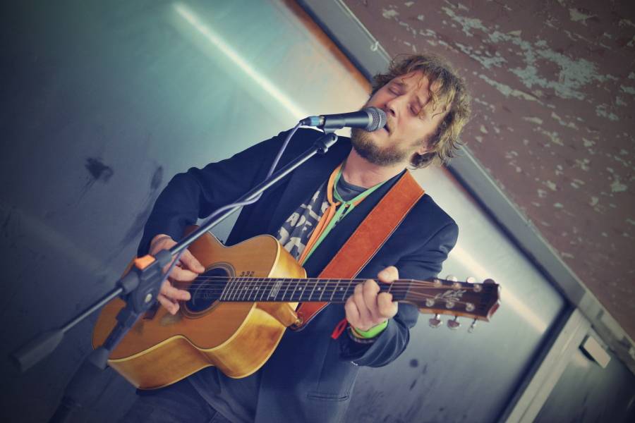 Honza Homola výtvarně ztvárnil Dvanáctero různých forem Boha. Na vernisáži zahrál i pár písniček