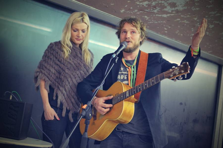 Honza Homola výtvarně ztvárnil Dvanáctero různých forem Boha. Na vernisáži zahrál i pár písniček