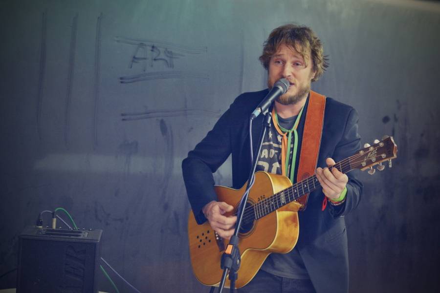 Honza Homola výtvarně ztvárnil Dvanáctero různých forem Boha. Na vernisáži zahrál i pár písniček