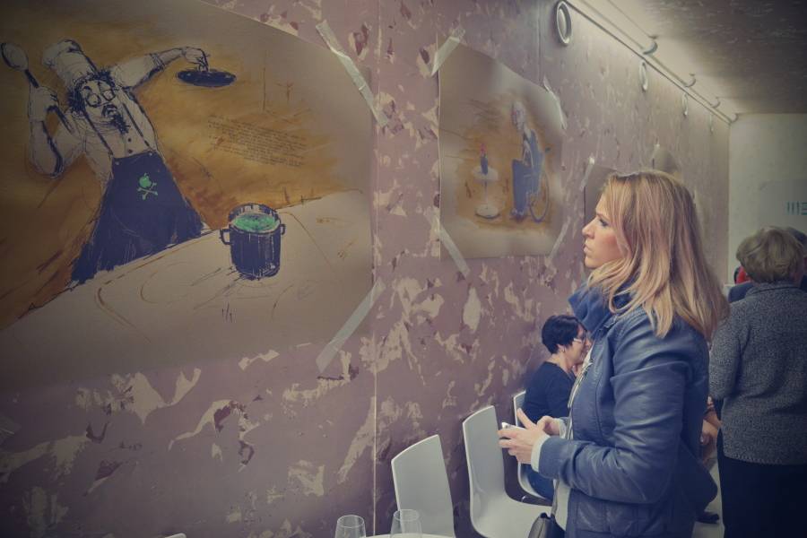 Honza Homola výtvarně ztvárnil Dvanáctero různých forem Boha. Na vernisáži zahrál i pár písniček