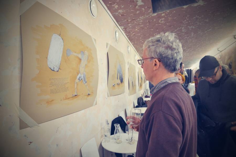 Honza Homola výtvarně ztvárnil Dvanáctero různých forem Boha. Na vernisáži zahrál i pár písniček