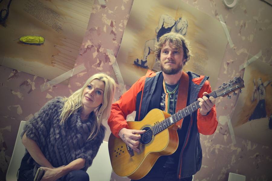 Honza Homola výtvarně ztvárnil Dvanáctero různých forem Boha. Na vernisáži zahrál i pár písniček