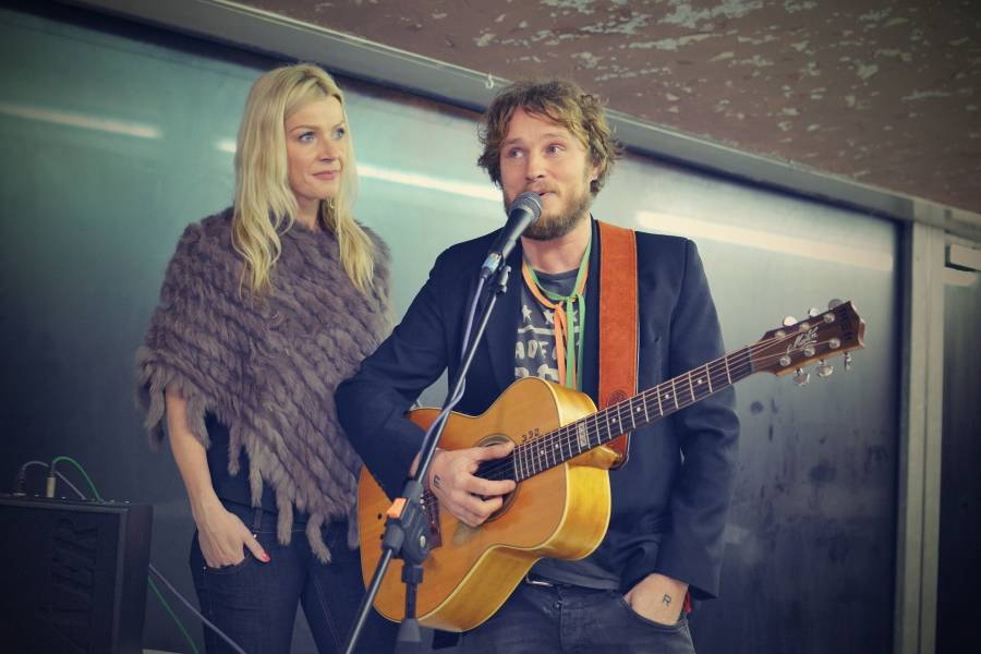 Honza Homola výtvarně ztvárnil Dvanáctero různých forem Boha. Na vernisáži zahrál i pár písniček