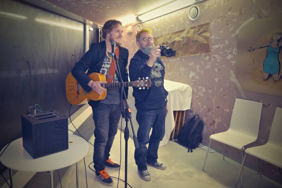 Honza Homola výtvarně ztvárnil Dvanáctero různých forem Boha. Na vernisáži zahrál i pár písniček