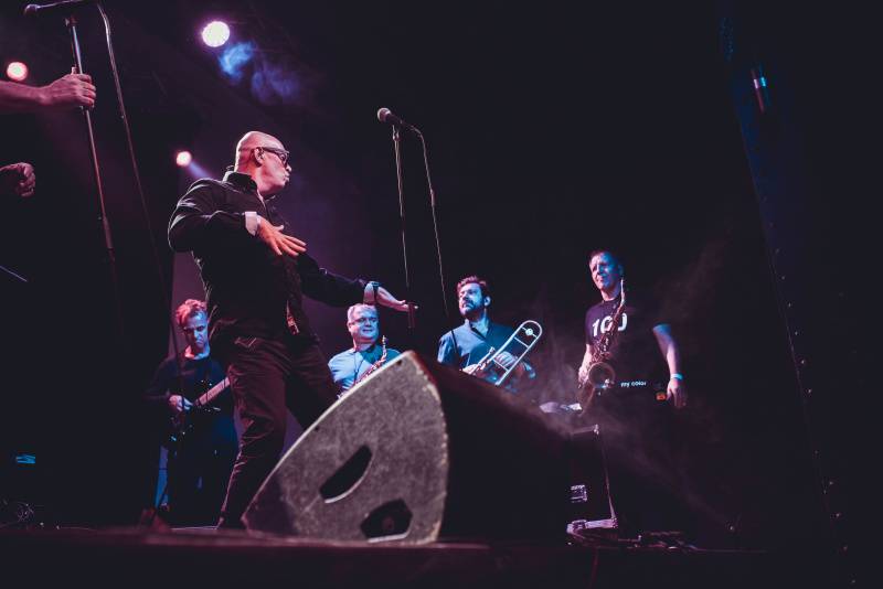 J.A.R. v Ostravě funkovou smrští roztančili vyprodaný klub Brick House