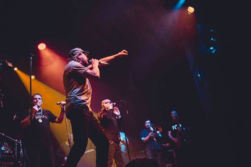 J.A.R. v Ostravě funkovou smrští roztančili vyprodaný klub Brick House